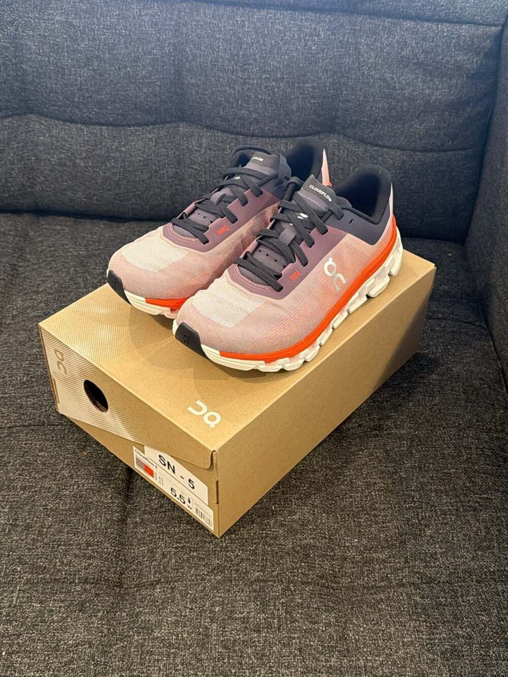 5.5W - On Women's Cloudflow 4 Quartz / Flame Running Shoes